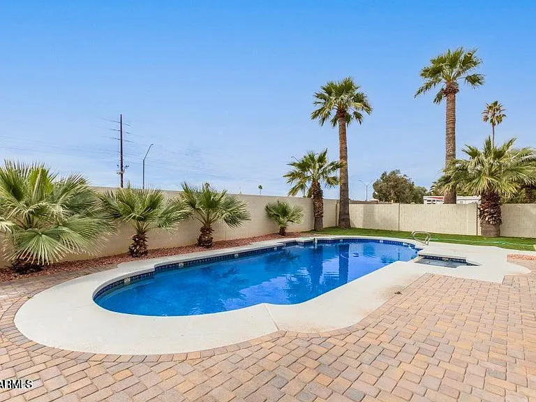 956 Castillo Dr E — Photo 32