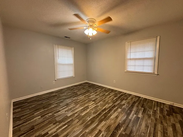 102 Hillside Ct — Photo 16