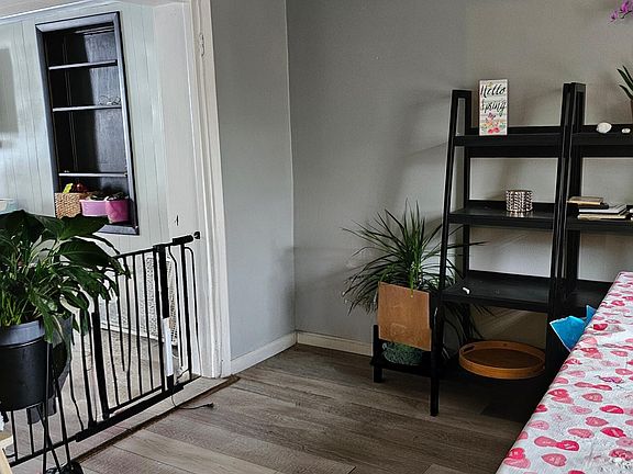 5th image of 465 Queen St