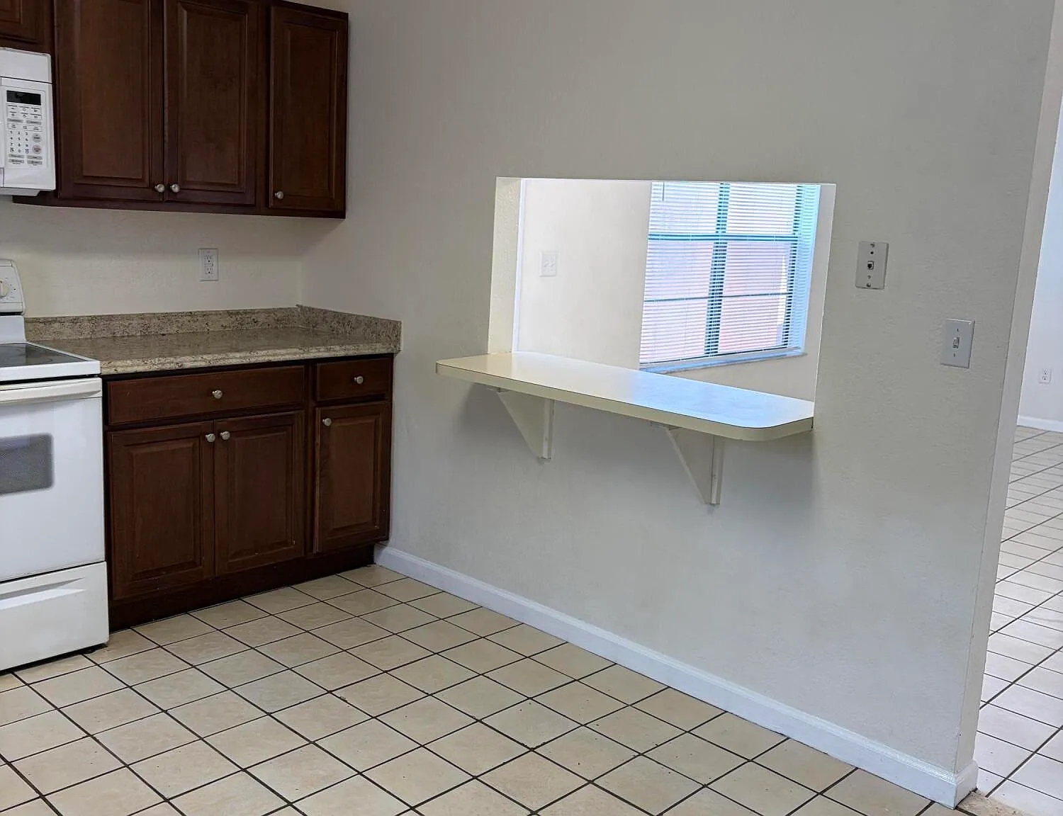 3 bed, 2.0 bath, 1336 sqft, $2,400 — Photo 4