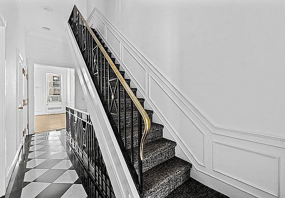 5th image of 126 E 61st St #2