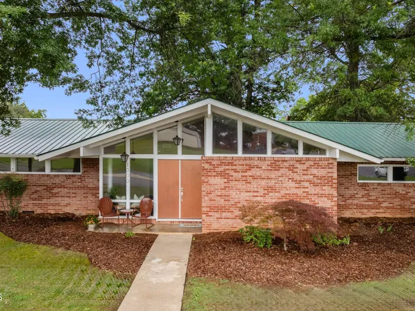 1000 Grace Dr, Johnson City, TN 37604
