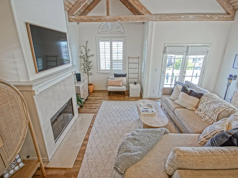 1543 Stanford Ave — Photo 8
