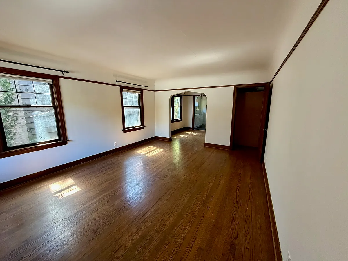 Building Photo - 937 10th Ave E #937