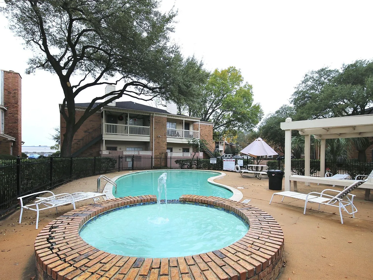 1 bed, 1.0 bath, 664 sqft, $1,000 — Photo 2