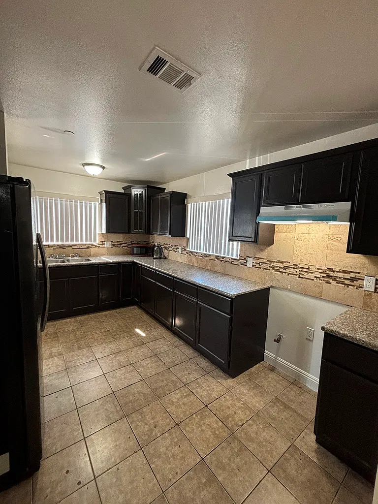 5 bed, 1765 sqft, $4,200 — Photo 3