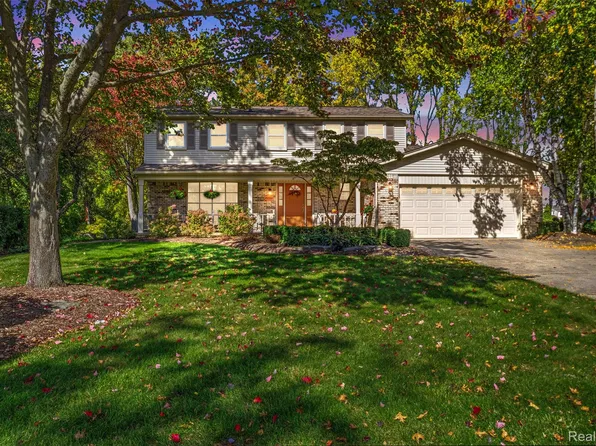 3196 Baypoint Dr, Rochester Hills, MI 48309