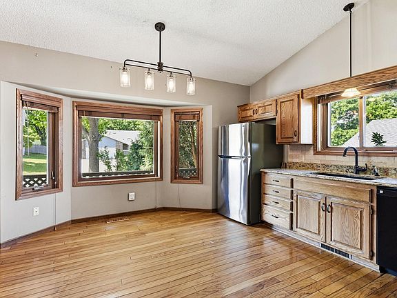 4th image of 400 Interlachen Rd
