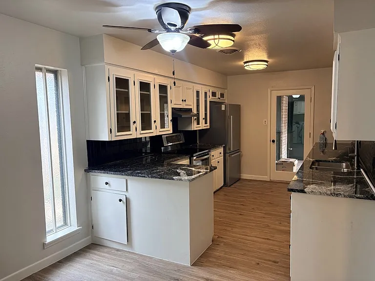 1413 Ventura Ave — Photo 11