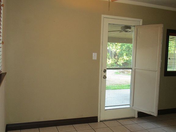 Access to yard with screen door