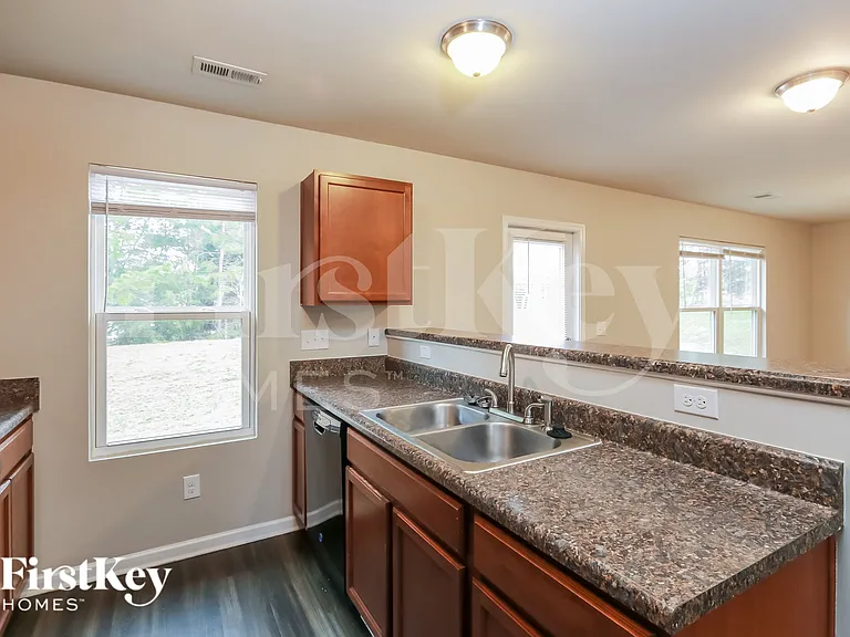 513 Ellingsworth Ln — Photo 7
