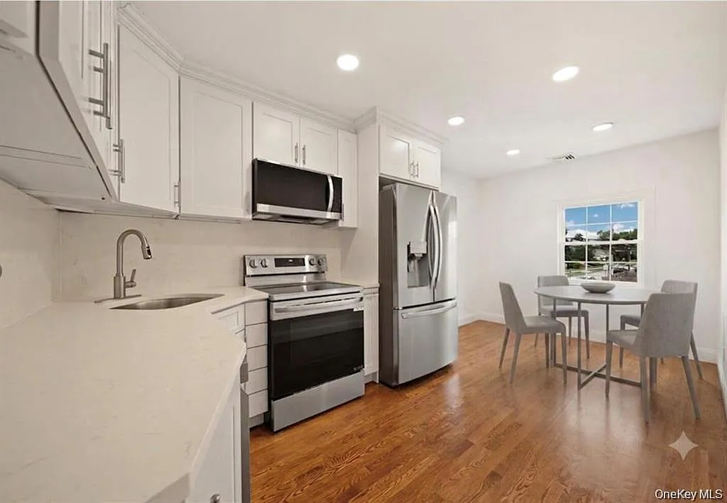 2 bed, 1.0 bath, 900 sqft, $4,200 — Photo 3