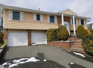 17 Russell Park Rd, Syosset, NY 11791