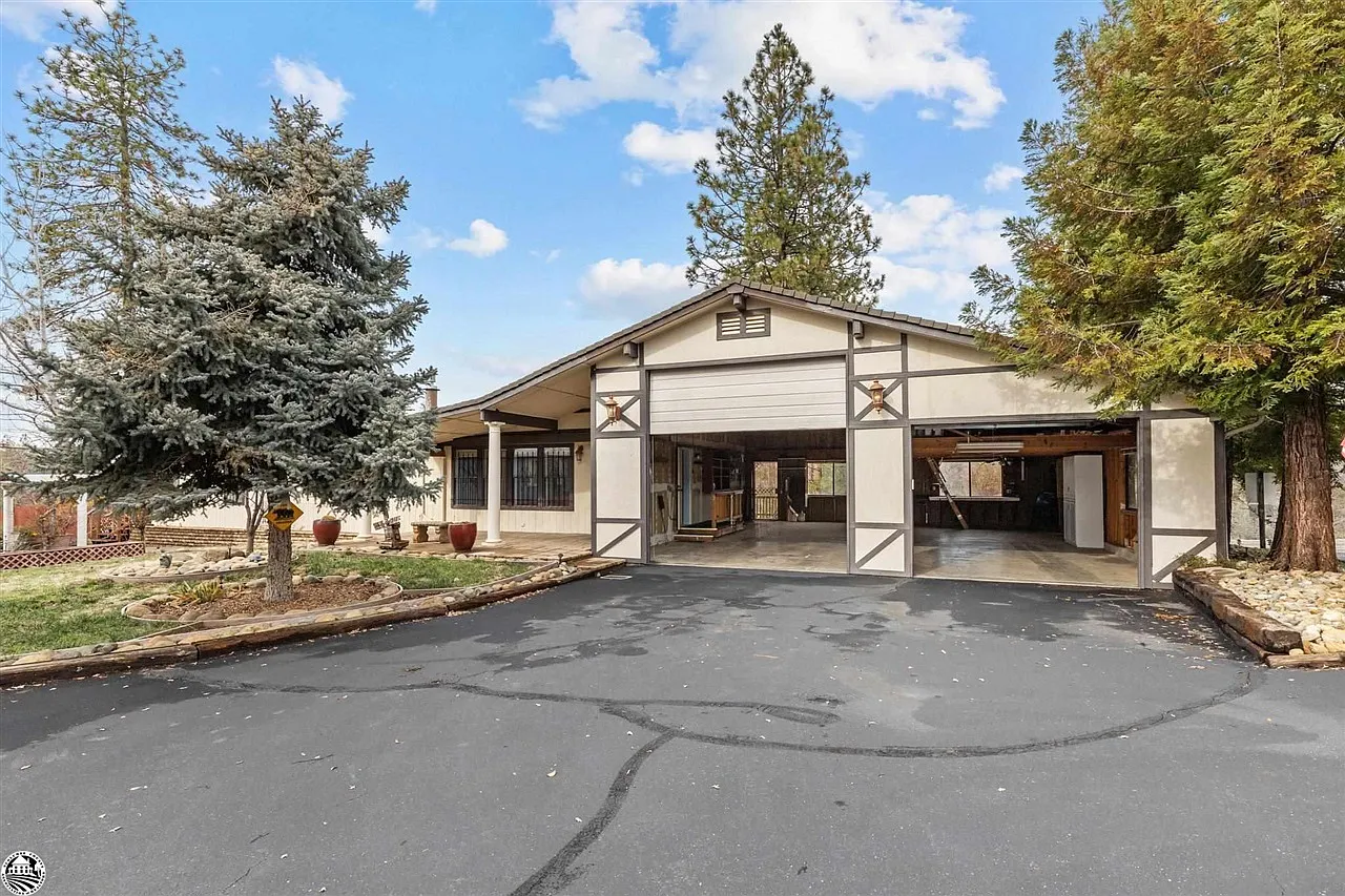22867 Rolling Woods Dr photo 1