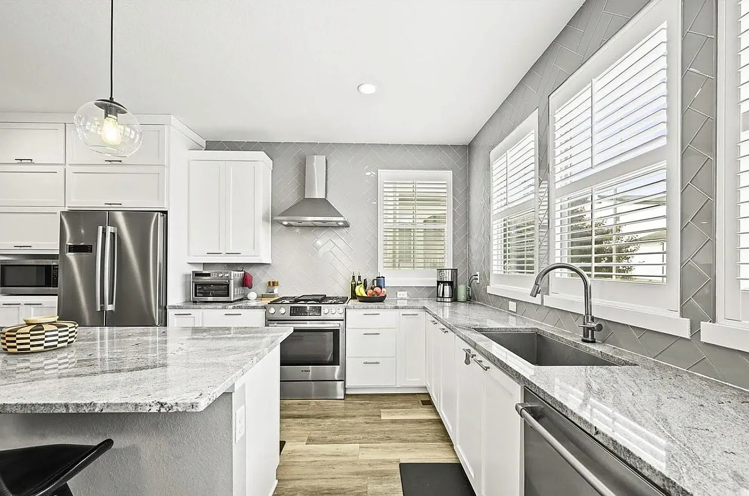 4 bed, 3.5 bath, 2722 sqft, $4,000 — Photo 2