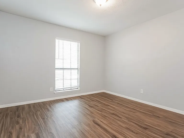 918 Clark Trl — Photo 12