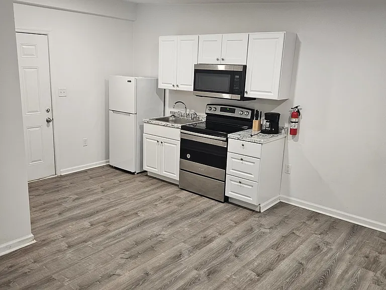 413 York St #B — Photo 1