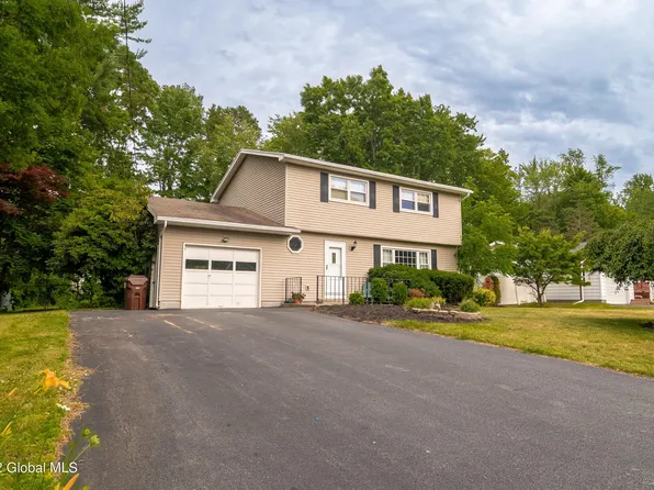 10 Scotchpine Drive, Voorheesville, NY 12186