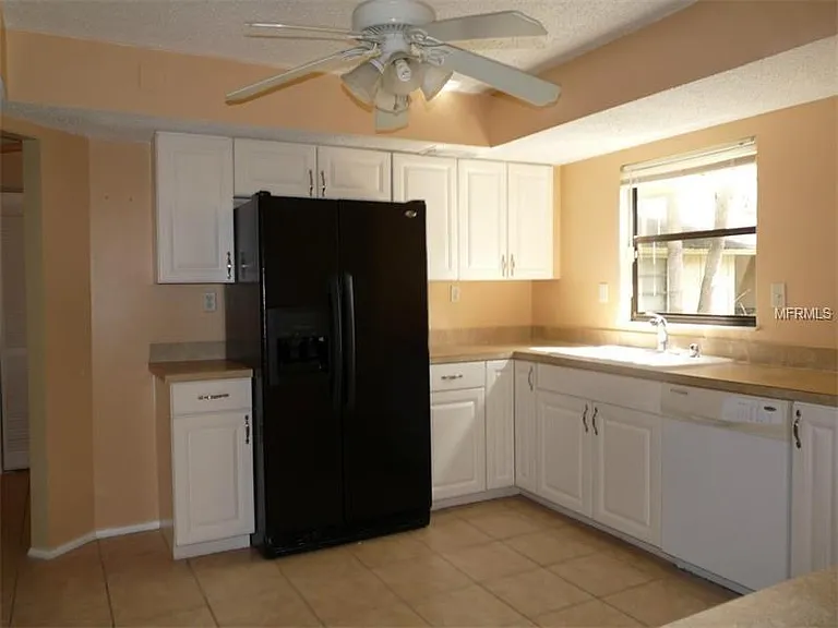 SPACIOUS KITCHEN