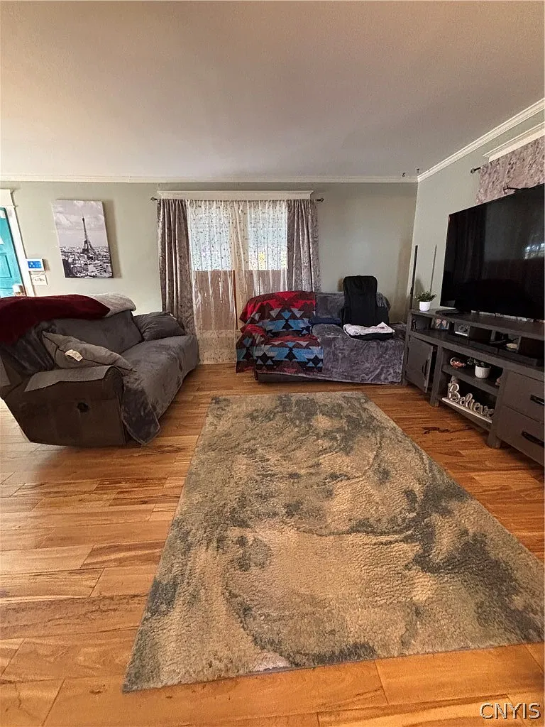 3 bed, 1.0 bath, 1056 sqft, $2,400 — Photo 4
