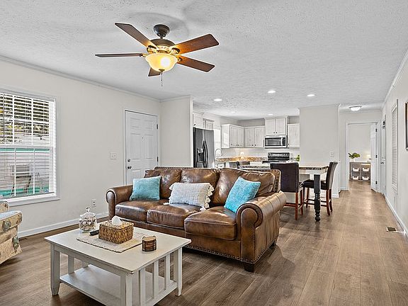 3rd image of 8418 Dogwood Cir