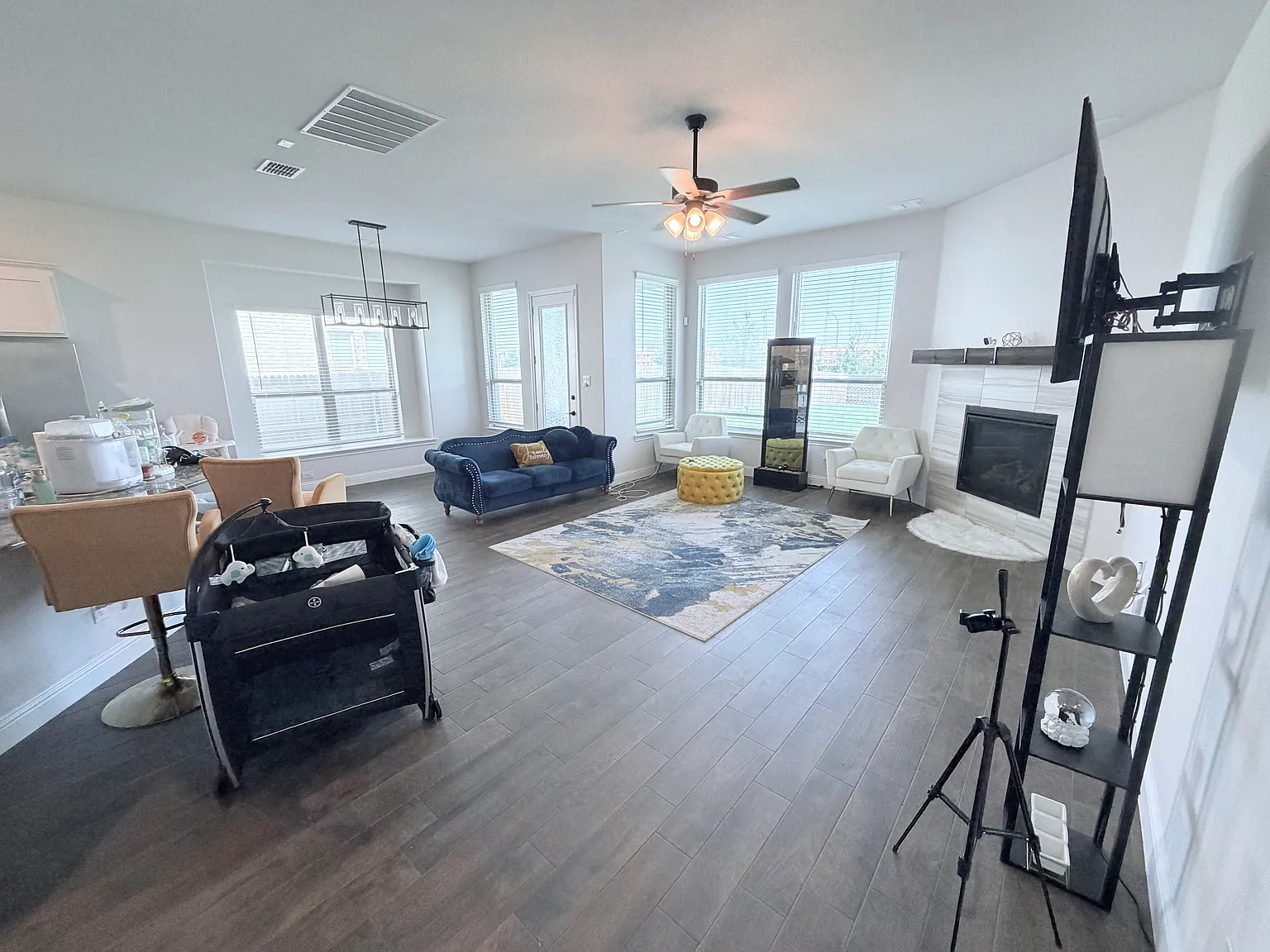 5 bed, 2.5 bath, 3072 sqft, $3,750 — Photo 4