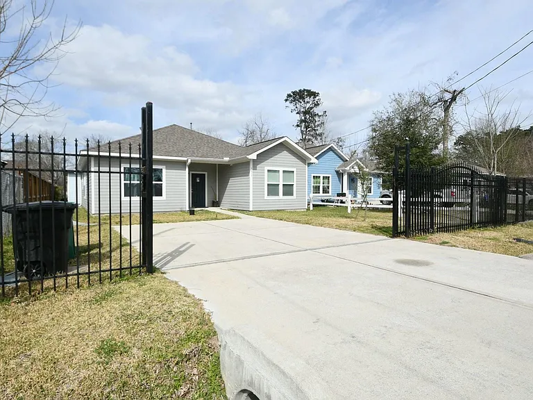 5817 Gaston St — Photo 4