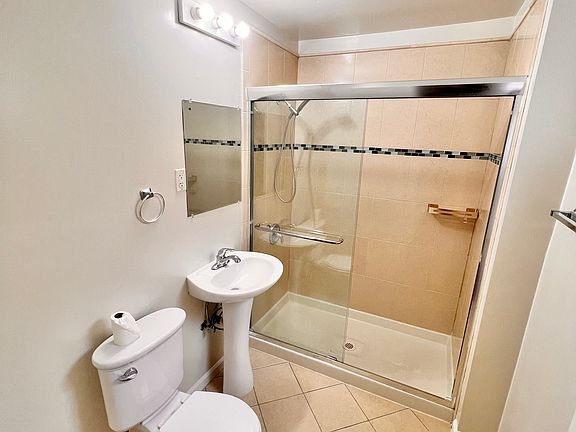 5th image of 266 Abbot Ave APT 3