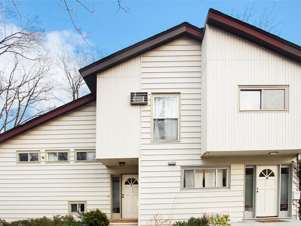 Central Greenwich / Unit A (left Side) w/Parking Right out Your Door!
