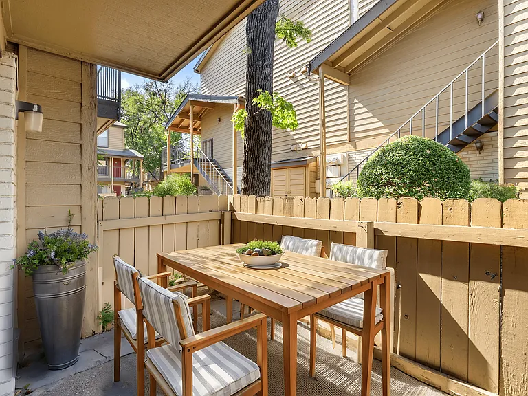 Regal Court Apartments — Photo 32