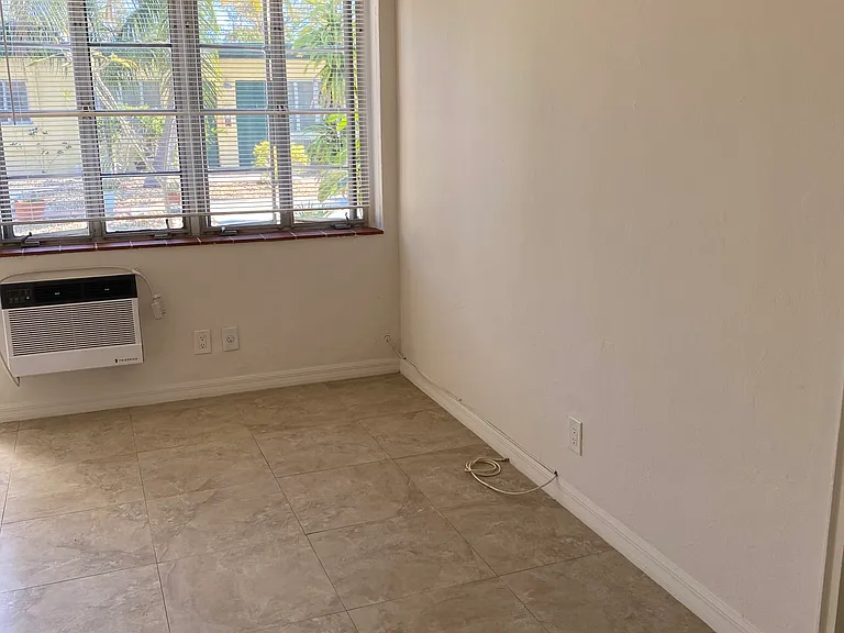 415 SE 11th Ct #8 — Photo 7