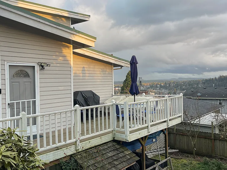 2090 Oak St — Photo 1