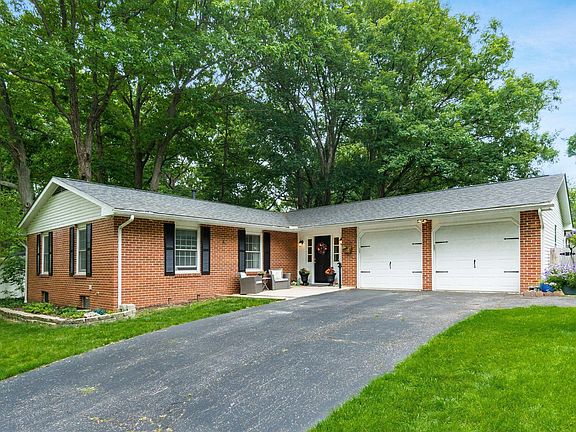3rd image of 855 Singing Hills Ln