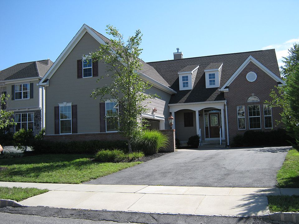 Front view - 2.5 car garage
