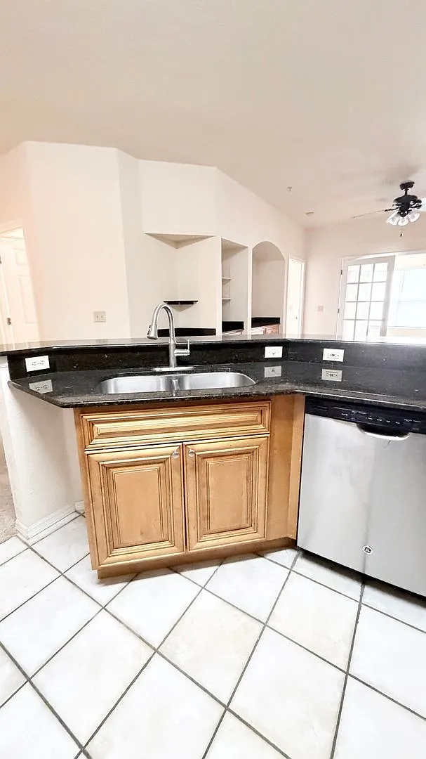 2 bed, 2.0 bath, 1209 sqft, $1,625 — Photo 4