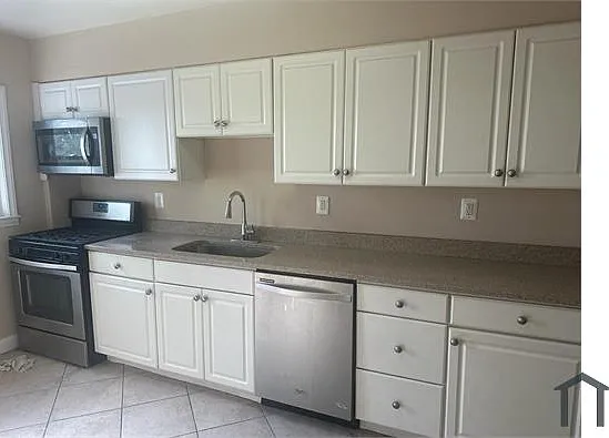 3 bed, 1400 sqft, $2,400 — Photo 3
