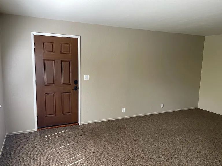 560 University Dr #7 — Photo 4