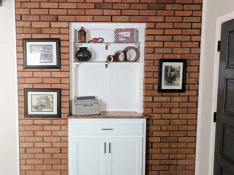 Entry niche/storage