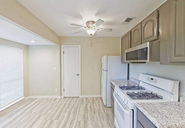 802 22nd St — Photo 15