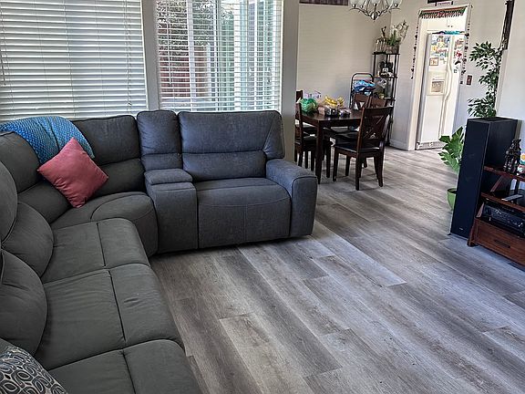 Living Room with high Ceilings