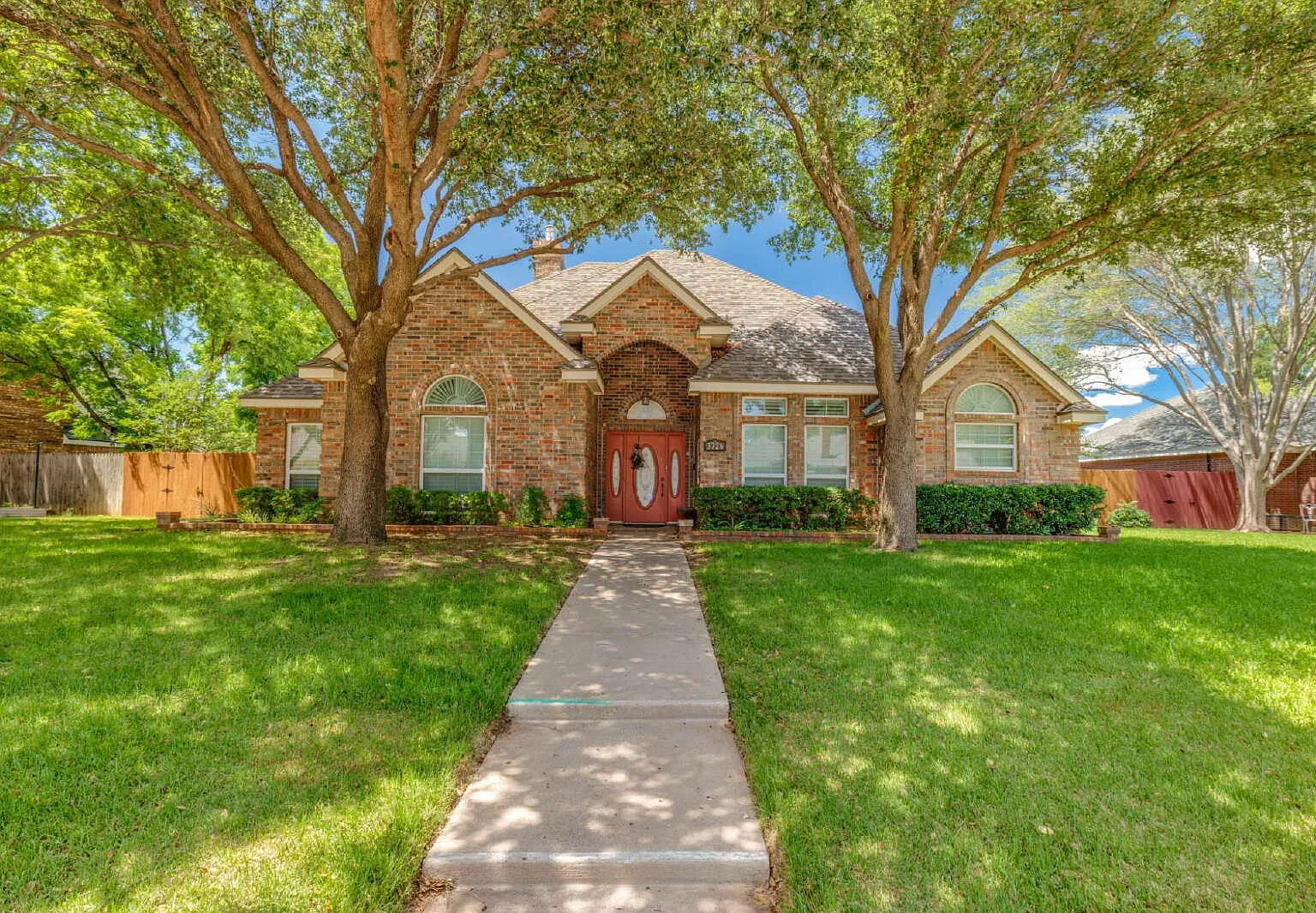 4 bed, 2.5 bath, 2126 sqft, $6,000 — Photo 1