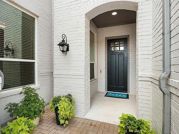 4th image of 1940 Thorncliffe Ln