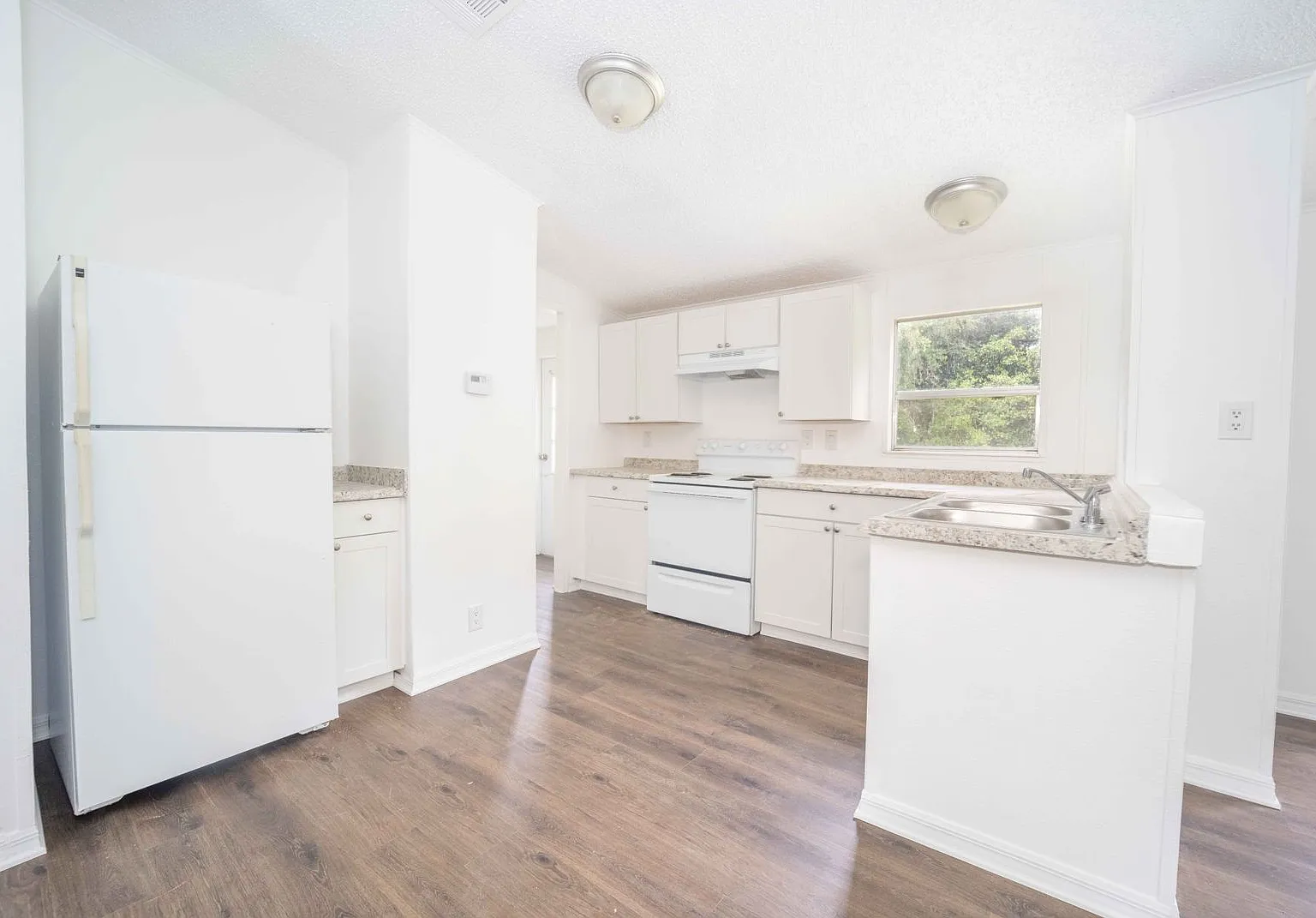 3BR/2BA Renovated Mobile Home in Coleman — Photo 4