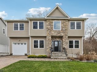2 Calumet Ave, Lake Hiawatha, NJ