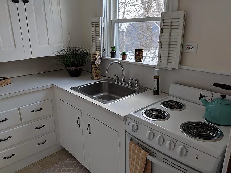 Kitchen (brand new faucet)