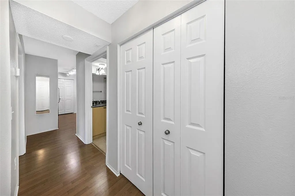 2 bed, 2.0 bath, 903 sqft, $1,899 — Photo 3