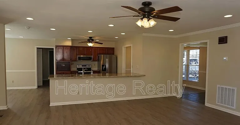 867 Westgate Dr — Photo 4