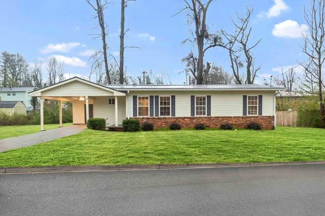 Building Photo - 14 Meadowbrook Dr