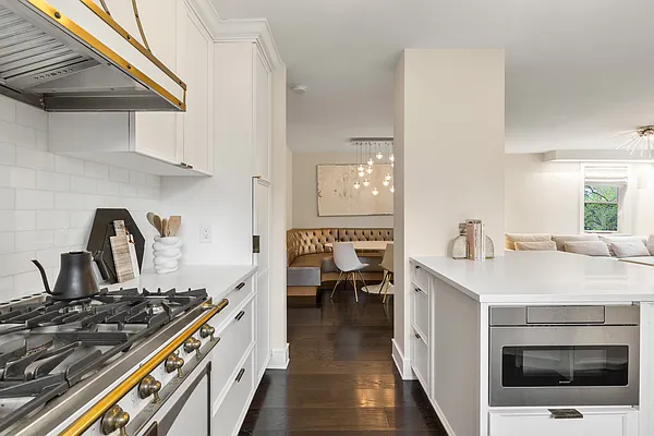 Sold by Sloane Square | media 9