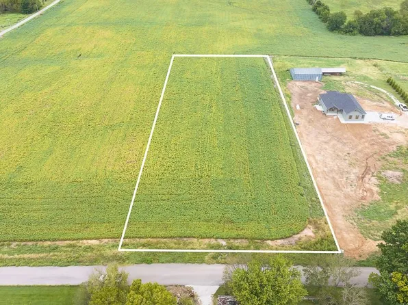 3 Hollingsworth Rd, Tonganoxie, KS 66086